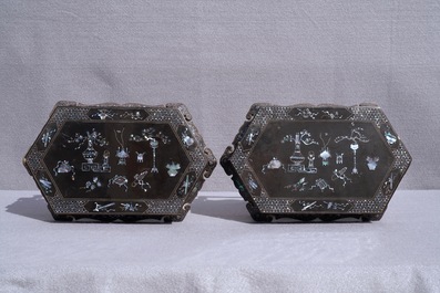 Une paire de socles en laque et nacre et deux pierres de lettr&eacute;s, Chine, 19/20&egrave;me